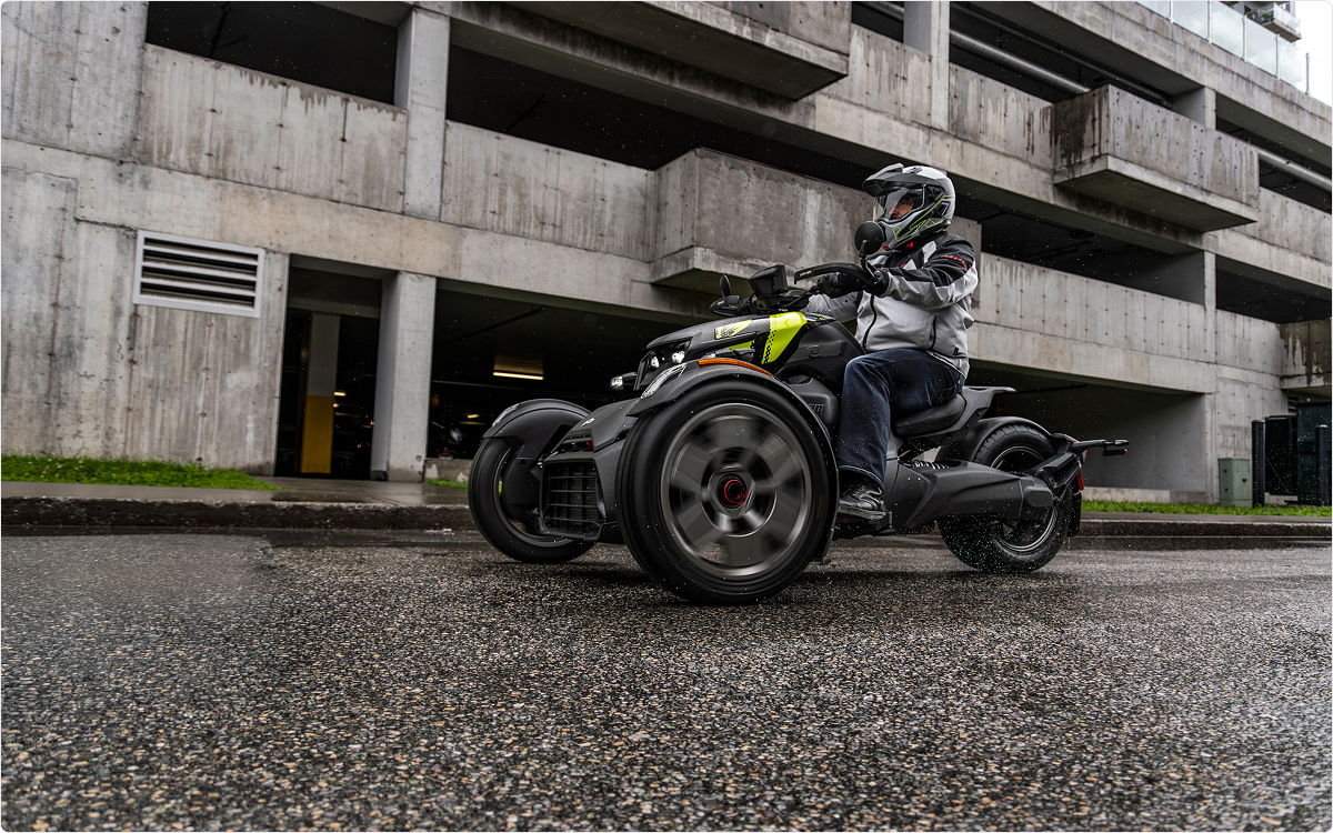 Can-Am Ryker personnalisé avec panneaux de couleur et accessoires